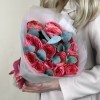 15 оранжевых ранункулюсов с эвкалиптом