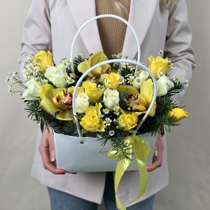 Букет дня в коробке с розами Украшение