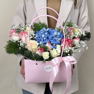 Букет дня в коробке с розами Украшение