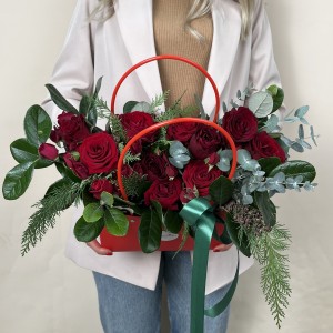 Букет дня  в коробке с розами Бордовое настроение