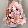Сборный букет с персиковыми ранункулюсами