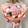 Сборный букет с персиковыми ранункулюсами