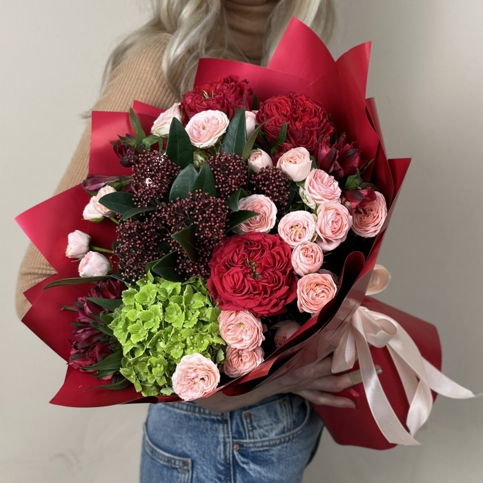Красный сборный букет