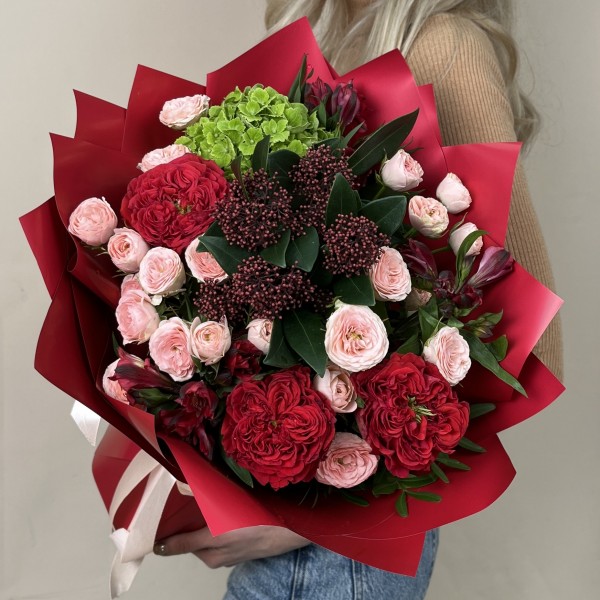 Красный сборный букет