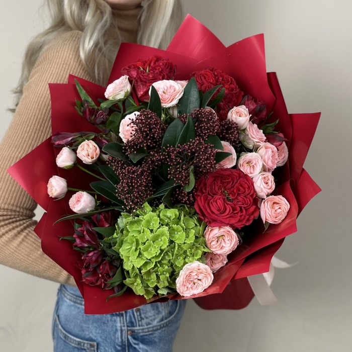 Красный сборный букет