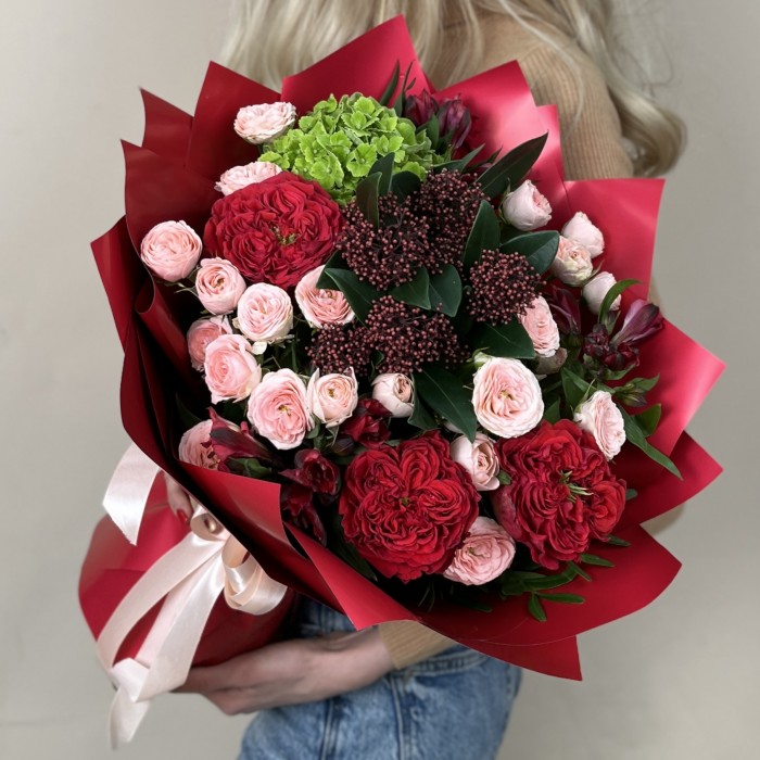 Красный сборный букет