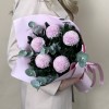 5 розовых хризантем Помпон с эвкалиптом