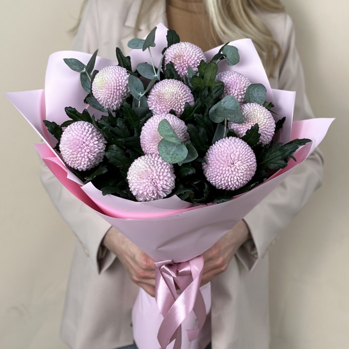 9 розовых хризантем помпон с эвкалиптом