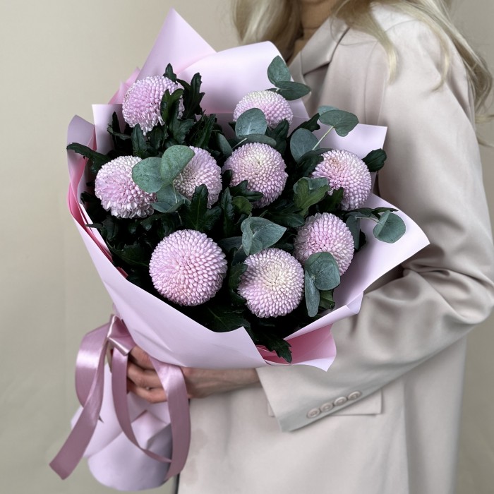 9 розовых хризантем помпон с эвкалиптом