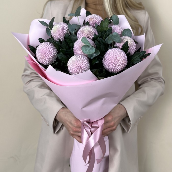 9 розовых хризантем помпон с эвкалиптом