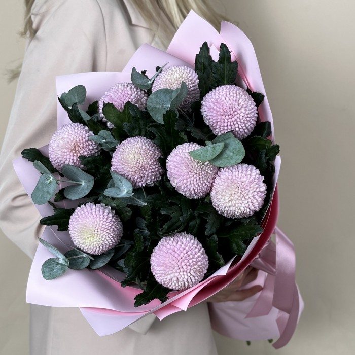 9 розовых хризантем помпон с эвкалиптом