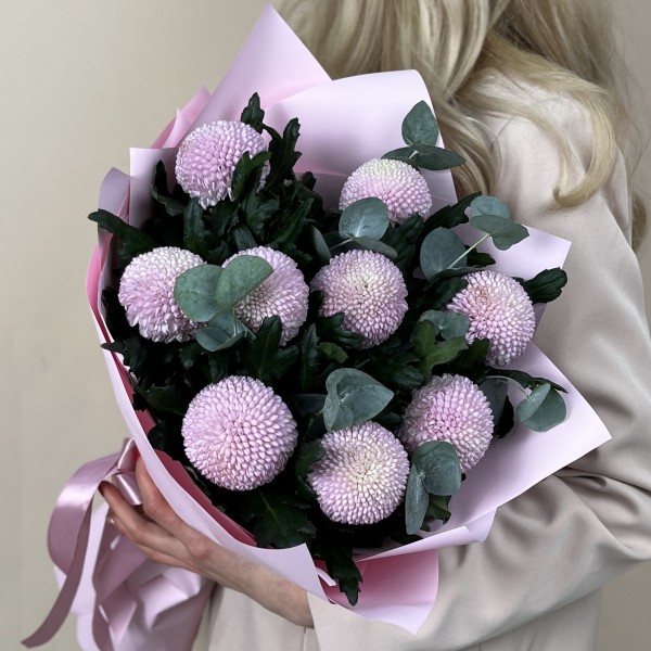 9 розовых хризантем помпон с эвкалиптом