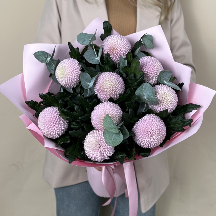 9 розовых хризантем помпон с эвкалиптом
