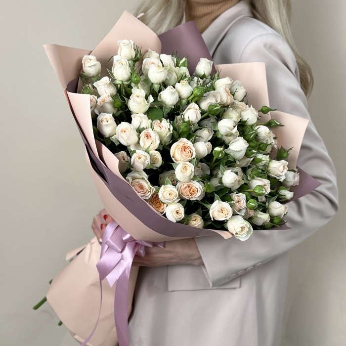 15 кустовых кремовых роз Сансер 60 см