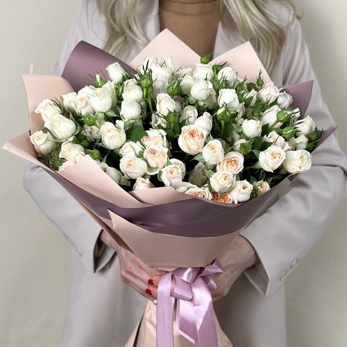 15 кустовых кремовых роз Сансер 60 см