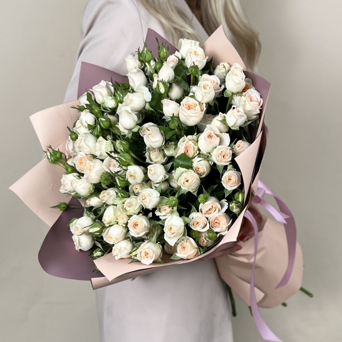 15 кустовых кремовых роз Сансер 60 см