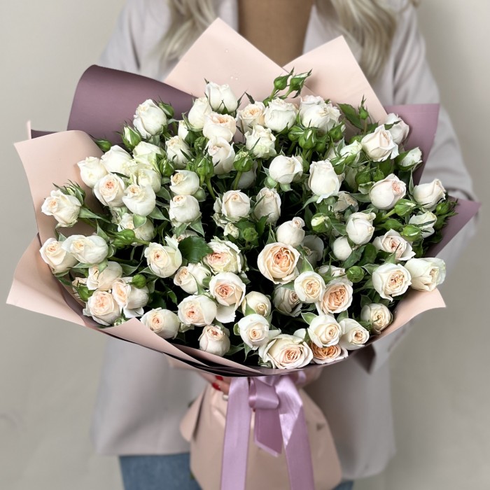 15 кустовых кремовых роз Сансер 60 см