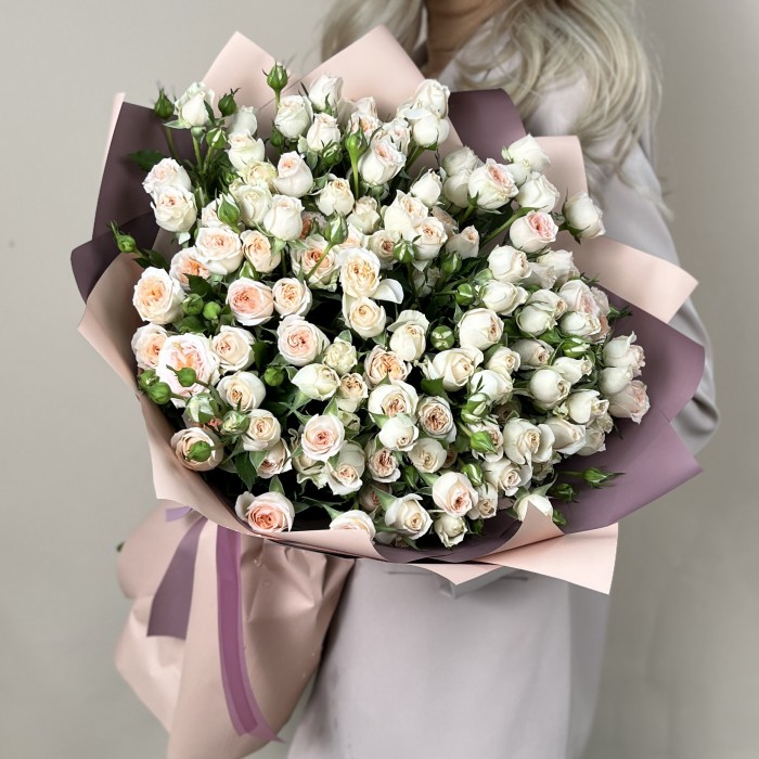 25 кустовых кремовых роз Сансер 60 см