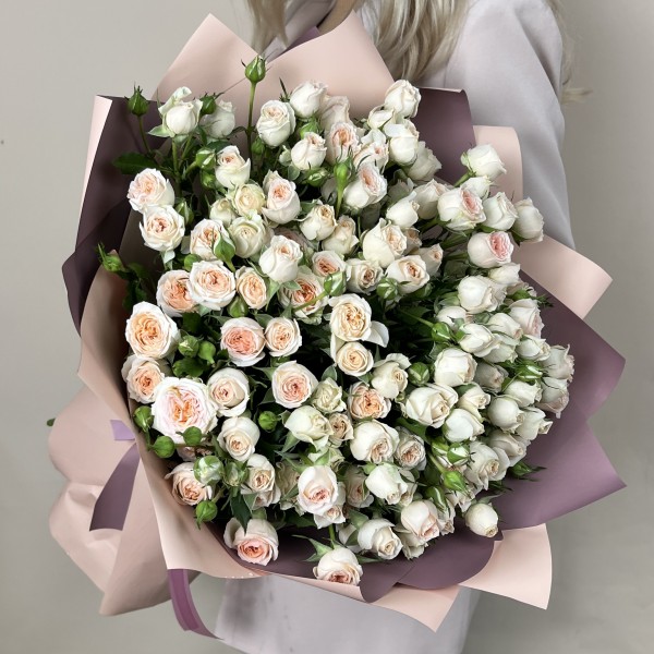 25 кустовых кремовых роз Сансер 60 см