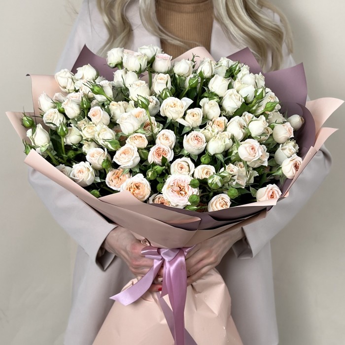 25 кустовых кремовых роз Сансер 60 см