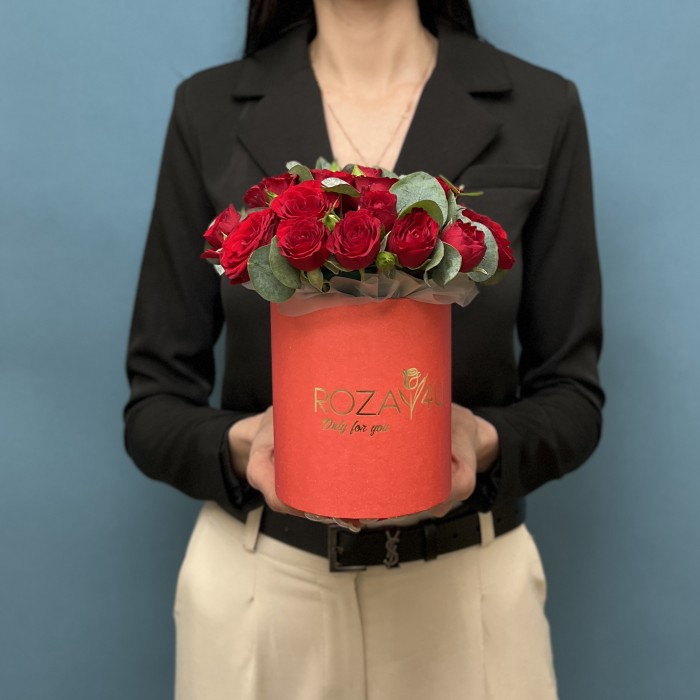 5 красных кустовых роз Рубикон с эвкалиптом в коробке