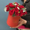 5 красных кустовых роз Рубикон с эвкалиптом в коробке