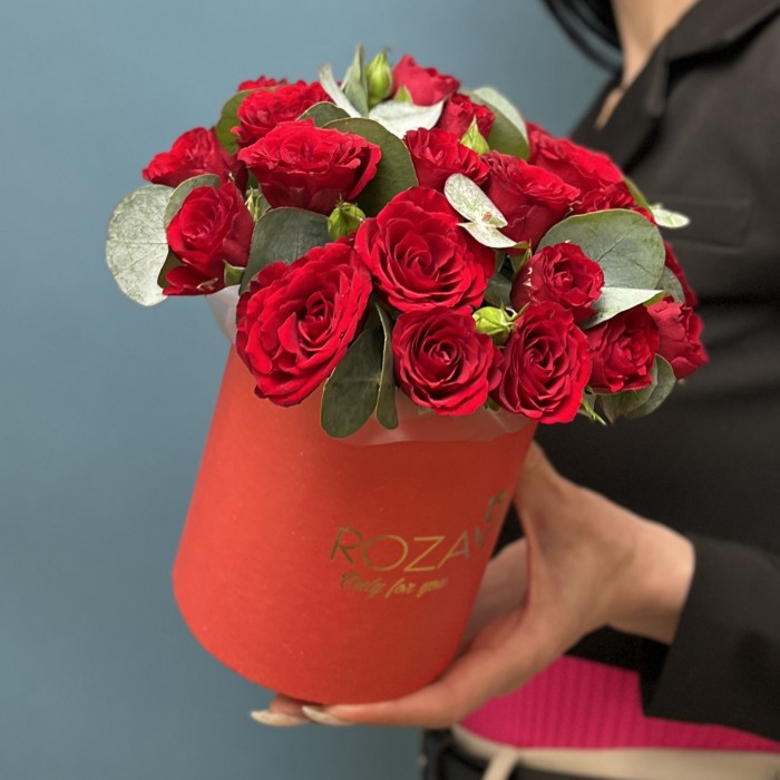 5 красных кустовых роз Рубикон с эвкалиптом в коробке