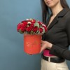 5 красных кустовых роз Рубикон с эвкалиптом в коробке