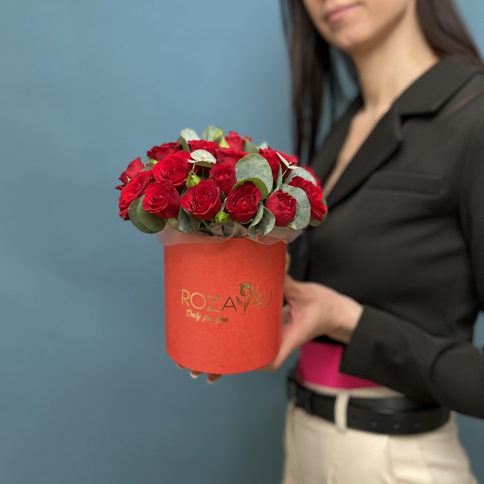 5 красных кустовых роз Рубикон с эвкалиптом в коробке