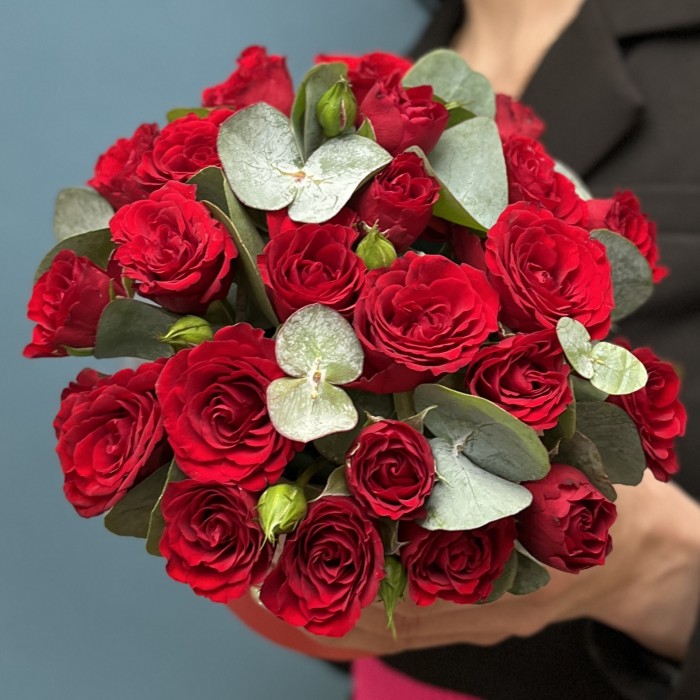 5 красных кустовых роз Рубикон с эвкалиптом в коробке