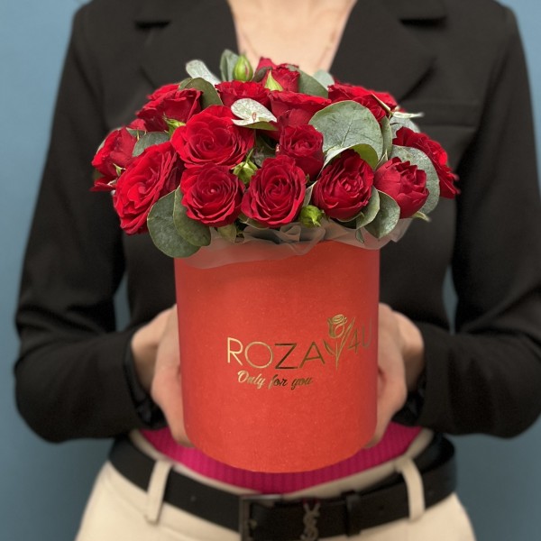 5 красных кустовых роз Рубикон с эвкалиптом в коробке
