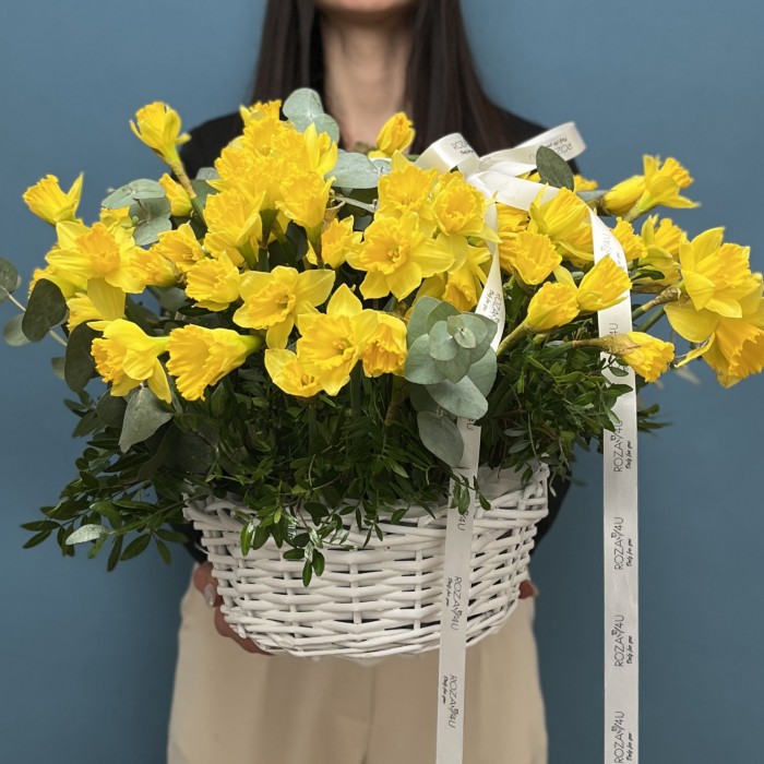 75 ароматных нарциссов в корзине