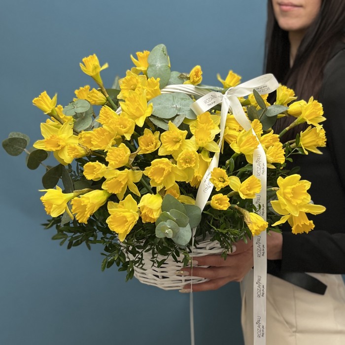 75 ароматных нарциссов в корзине