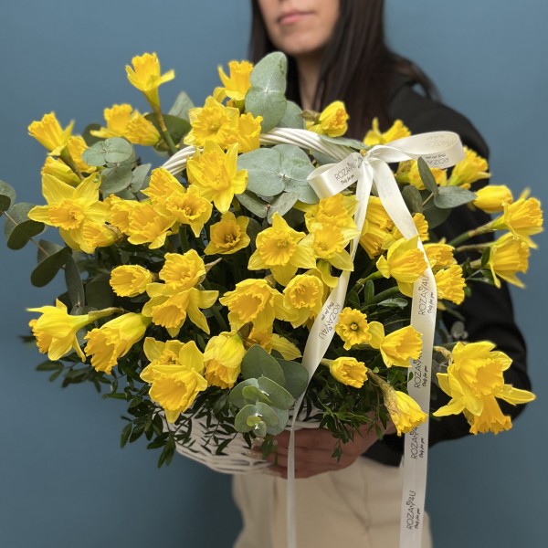 75 ароматных нарциссов в корзине