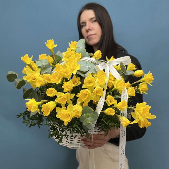 75 ароматных нарциссов в корзине