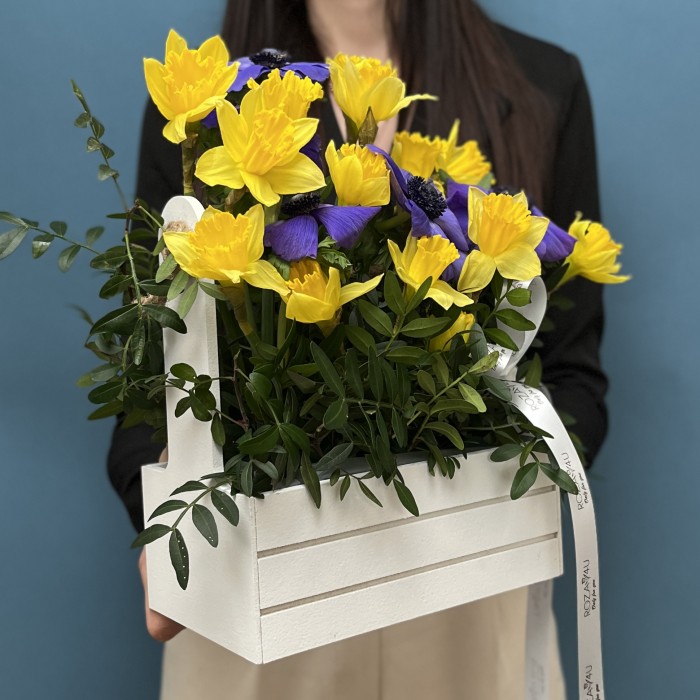 Весенняя композиция нарциссы с анемонами