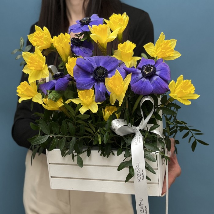 Весенняя композиция нарциссы с анемонами