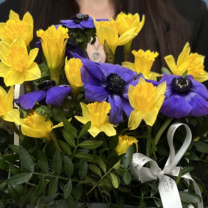 Весенняя композиция нарциссы с анемонами