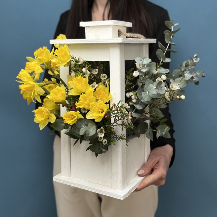 Весенняя композиция в фонаре с нарциссами