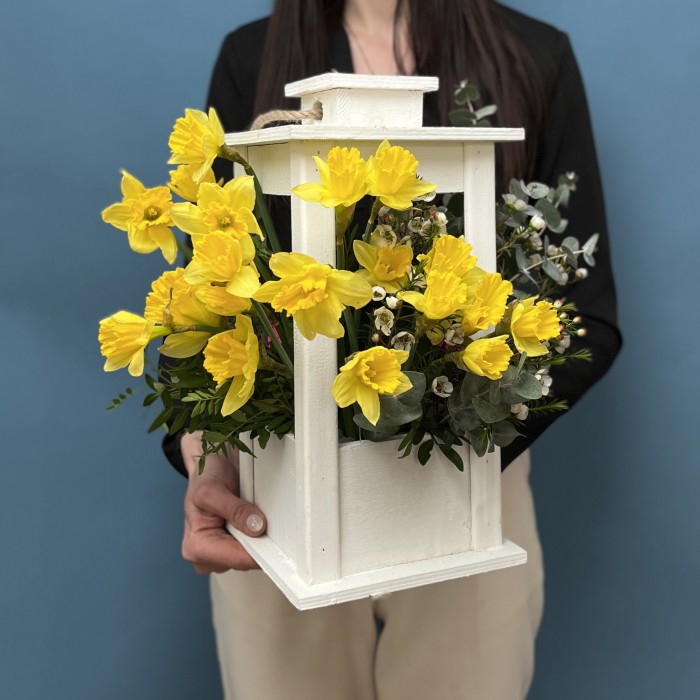 Весенняя композиция в фонаре с нарциссами