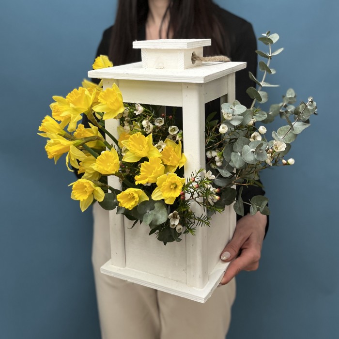 Весенняя композиция в фонаре с нарциссами