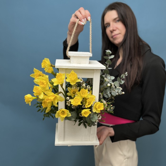 Весенняя композиция в фонаре с нарциссами