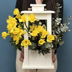 Весенняя композиция в фонаре с нарциссами