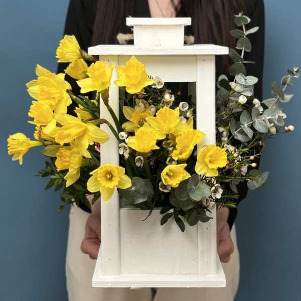 Весенняя композиция в фонаре с нарциссами