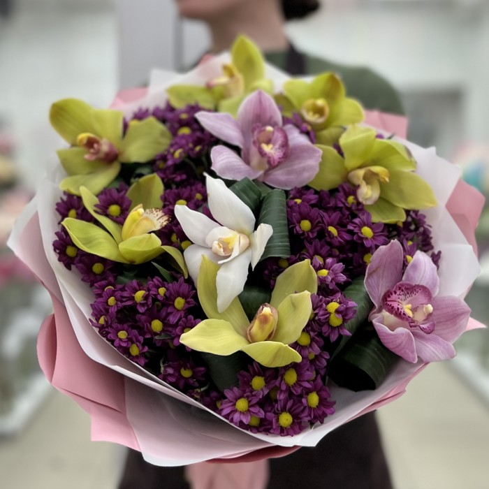 9 орхидей с хризантемой
