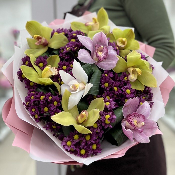 9 орхидей с хризантемой