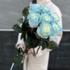 7 радужных бело-голубых роз 70 см