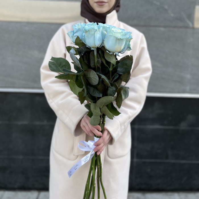 7 радужных бело-голубых роз 70 см