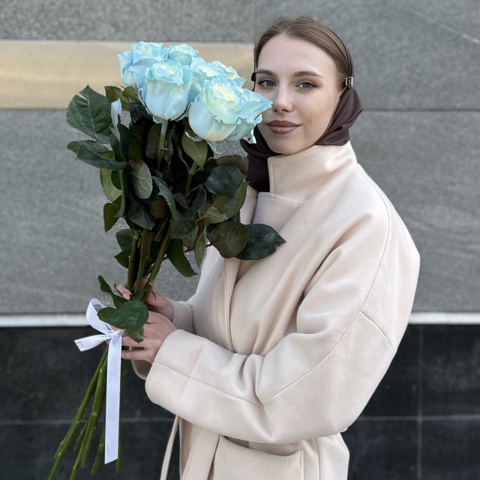 7 радужных бело-голубых роз 70 см