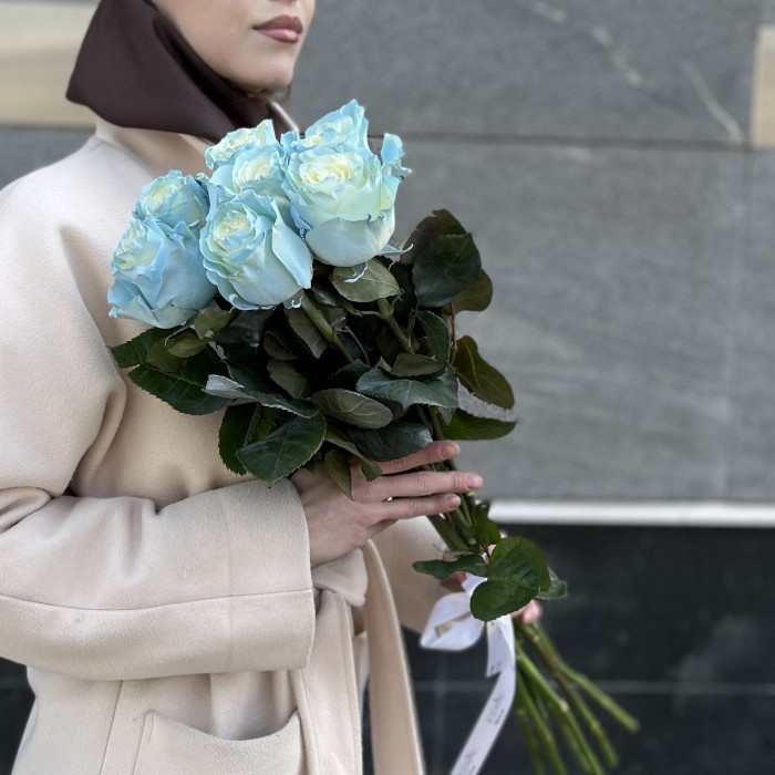 7 радужных бело-голубых роз 70 см